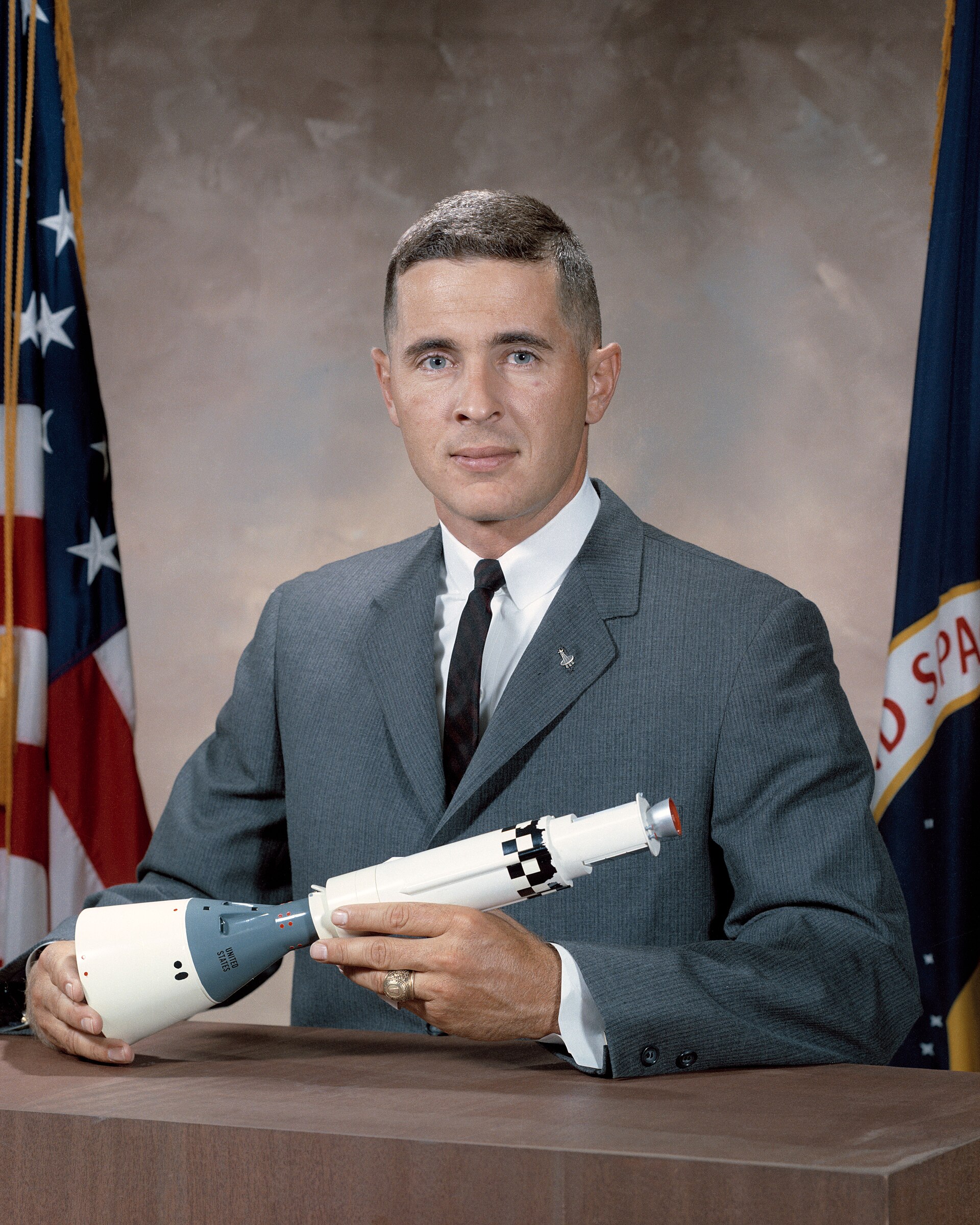 Imagem de referência relacionada a William Anders, item descrito como astronauta americano (1933-2024)