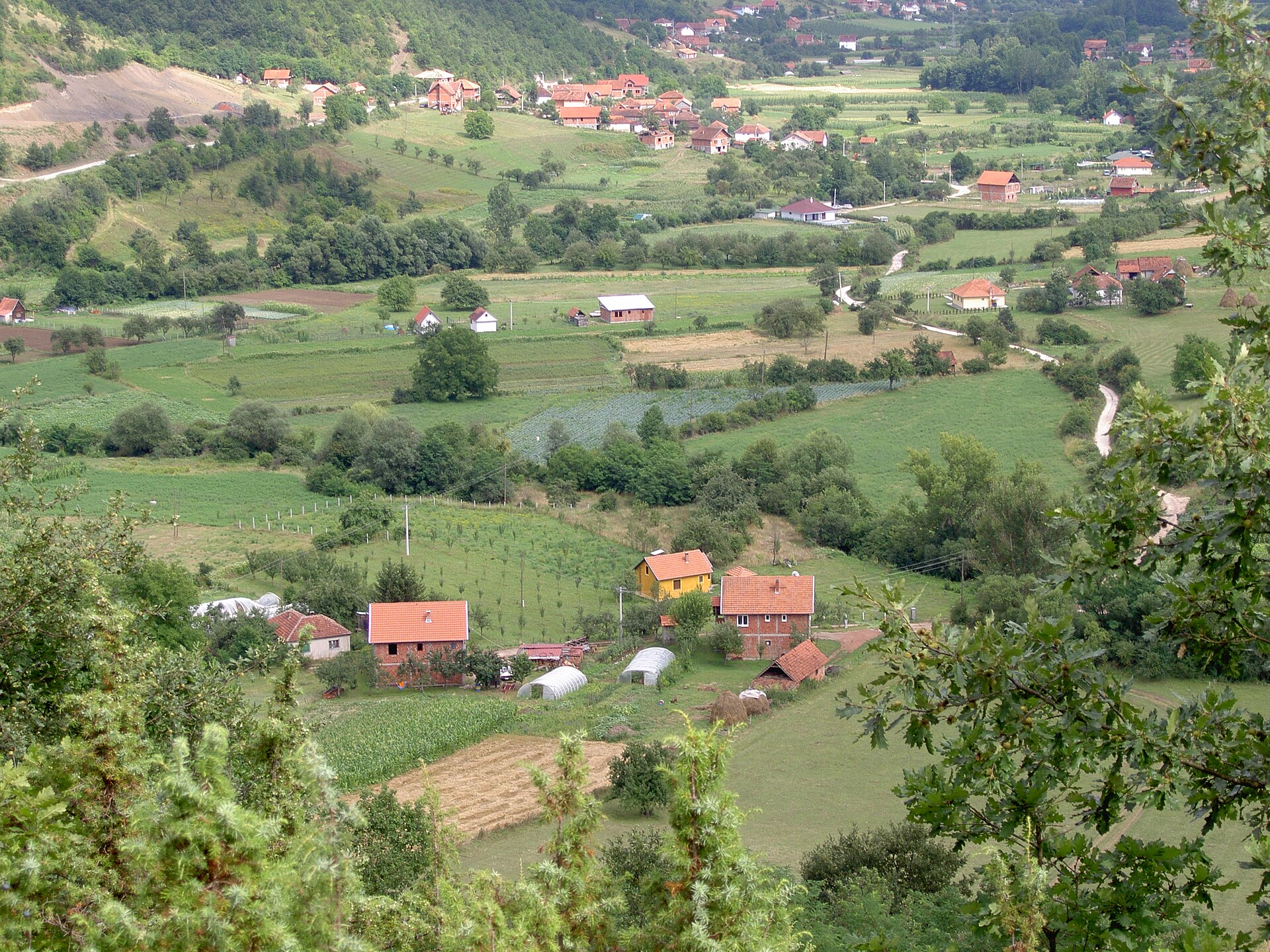 Imagem de referência relacionada a Boturovina, item descrito como uma vila da Sérvia em Novi Pazar com 202 habitantes