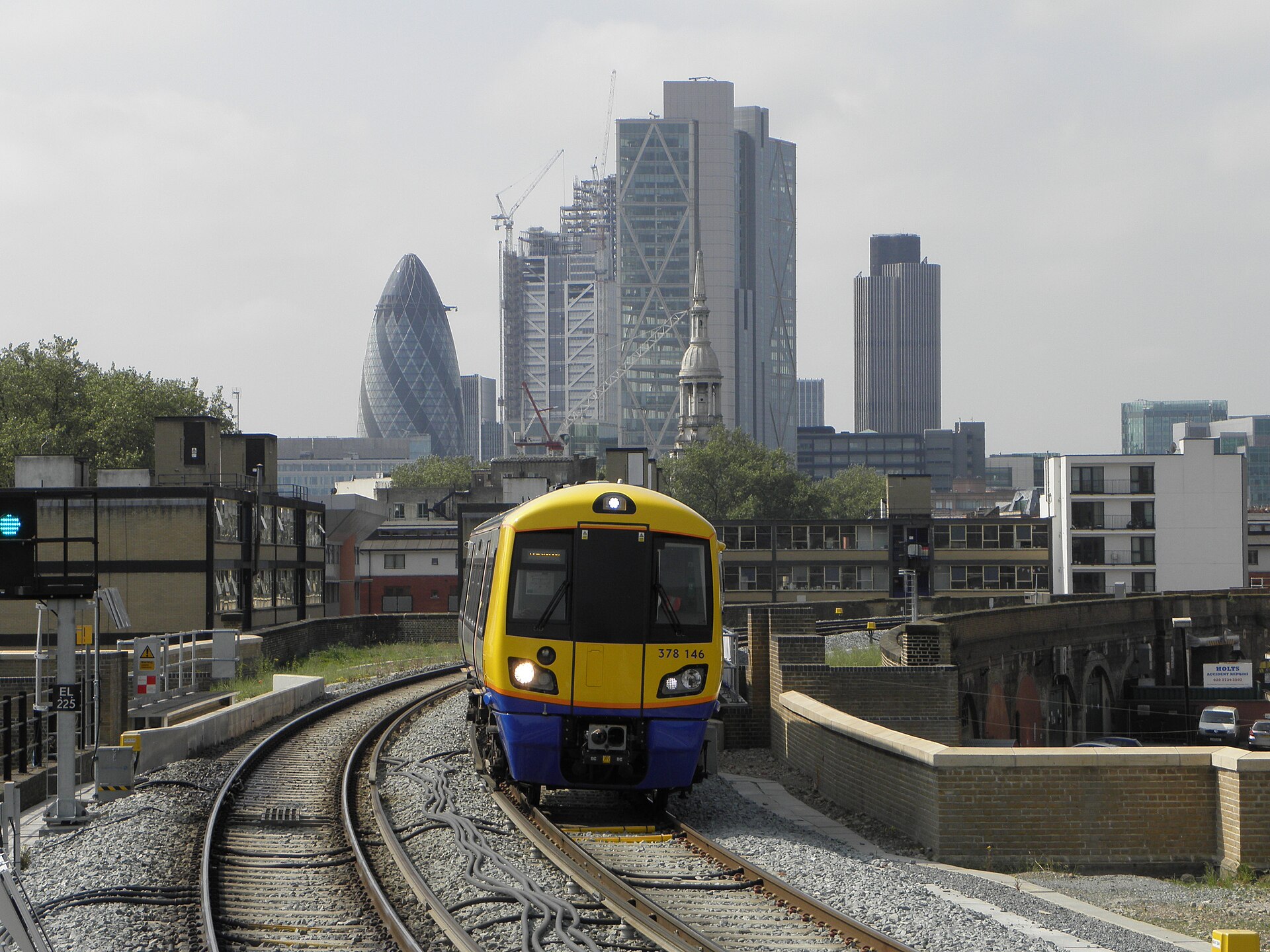 Imagem de referência de East London line, descrito nos dados abertos como linha se transporte metropolitano em Londres