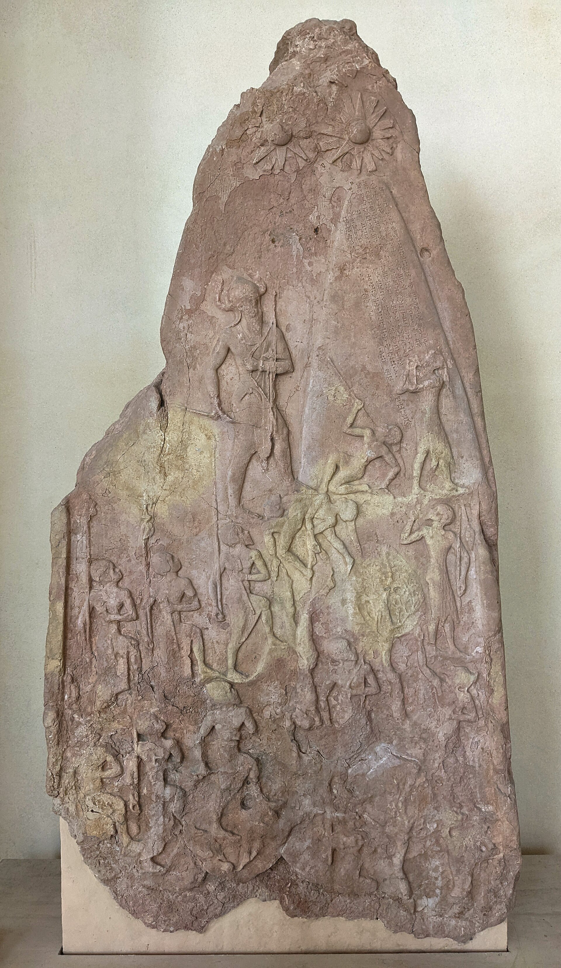 Imagem de referência de Estela de Naram-Sin da Acádia, descrito nos dados abertos como antiga estela da vitória de Naram-Sin, rei da Acádia