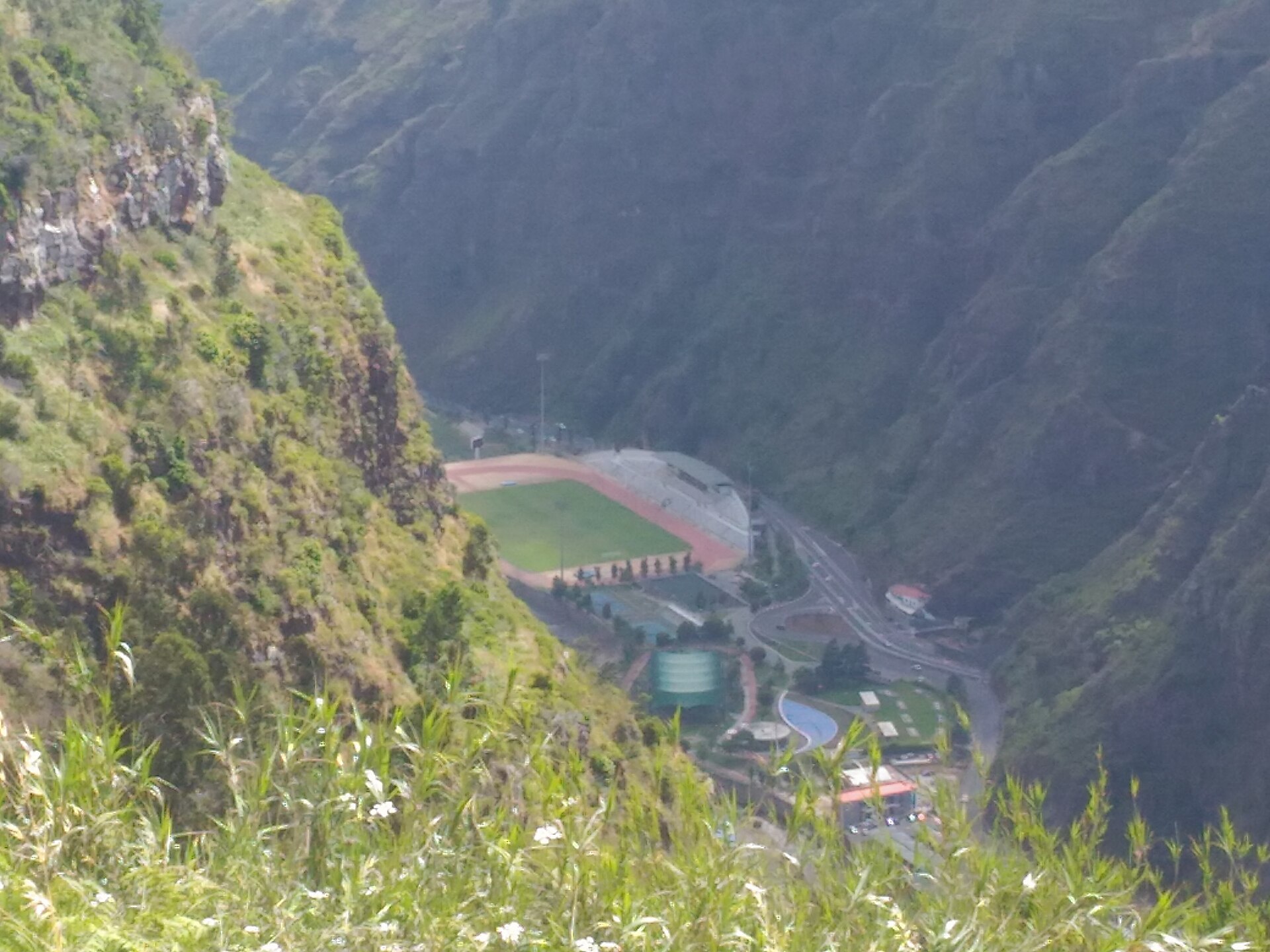 Imagem de referência de Estádio do Centro Desportivo da Madeira, descrito nos dados abertos como campo de futebol no Ribeira Brava, Madeira, Portugal