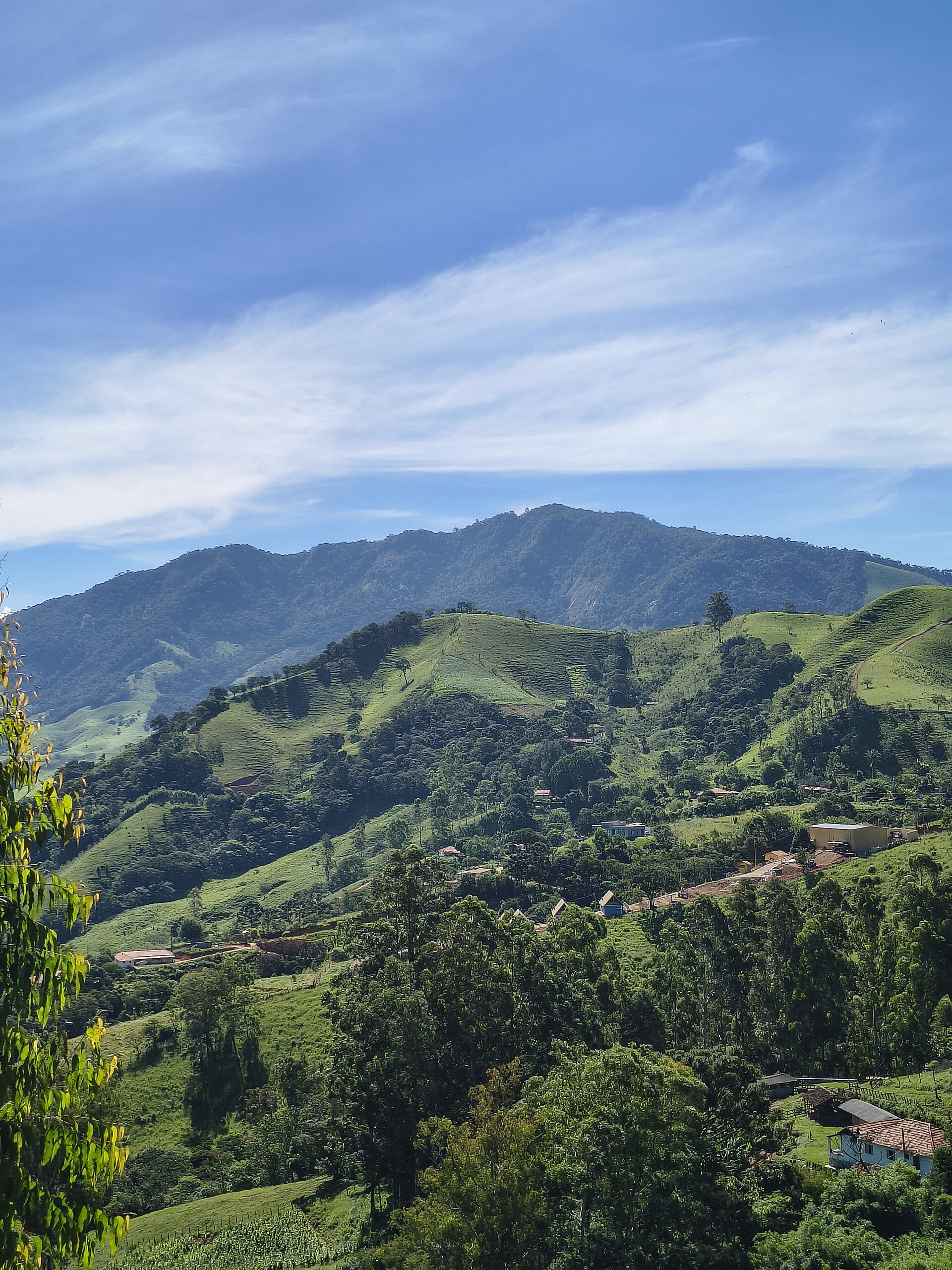 Imagem de referência de Serra da Água Limpa, descrito nos dados abertos como montanha no Brasil