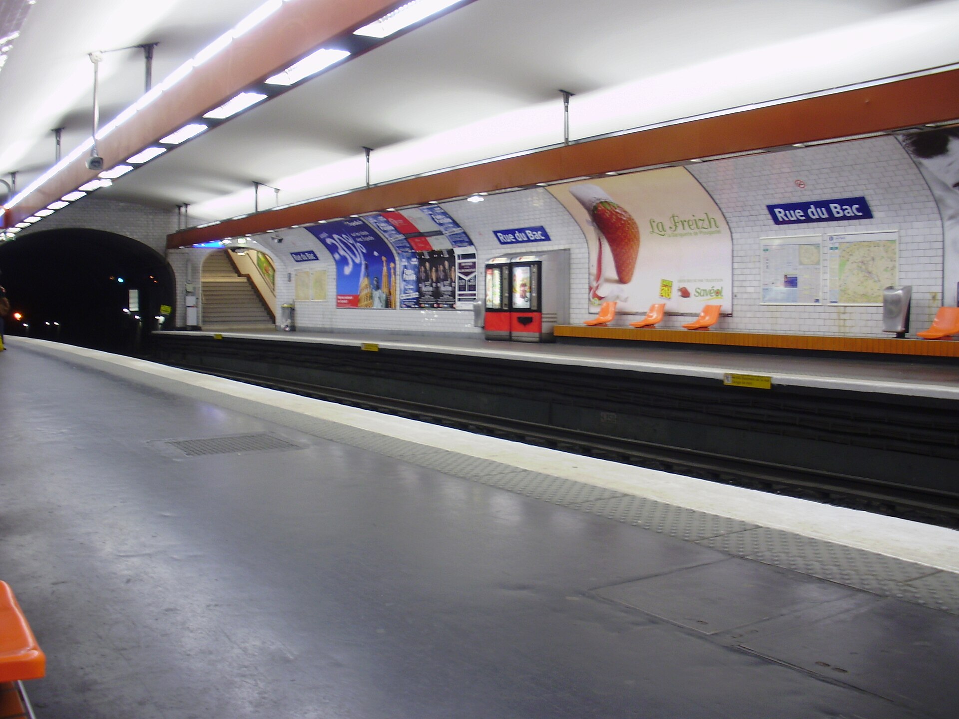 Imagem de referência de Rue du Bac, descrito nos dados abertos como estação do Metropolitano de Paris