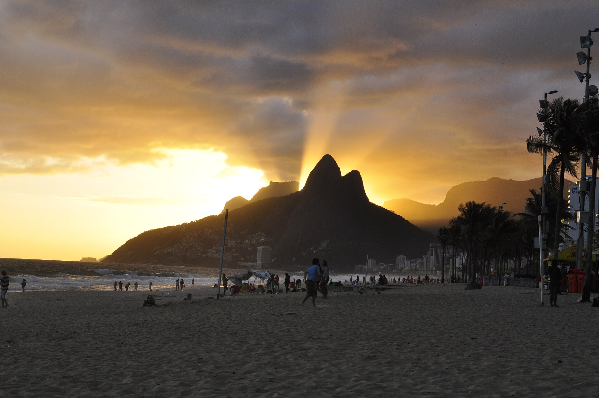 Imagem de referência de Morro Dois Irmãos, descrito nos dados abertos como montanha no Rio de Janeiro