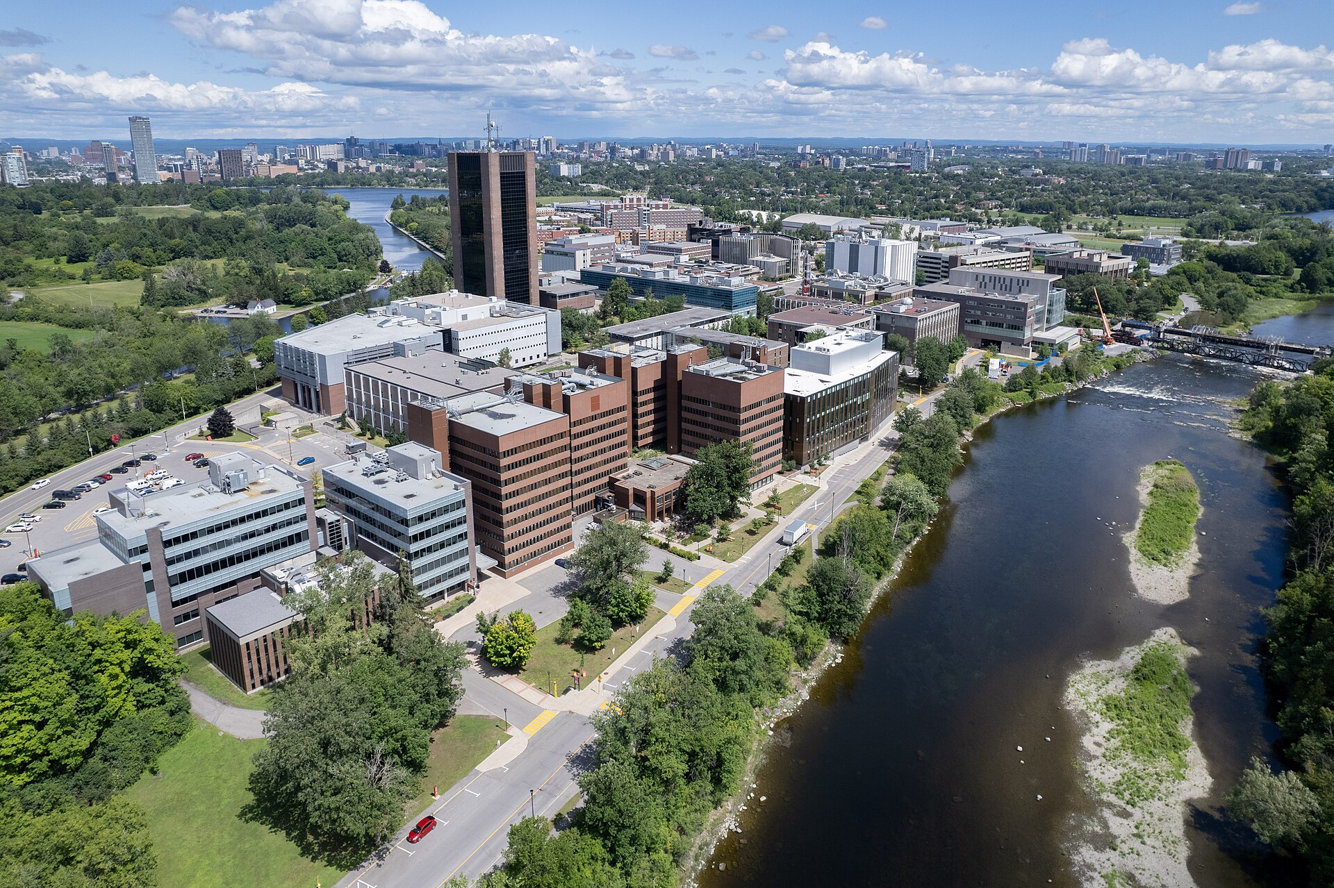 Imagem de referência de Universidade Carleton, descrito nos dados abertos como universidade localizada em Ottawa, capital do Canadá
