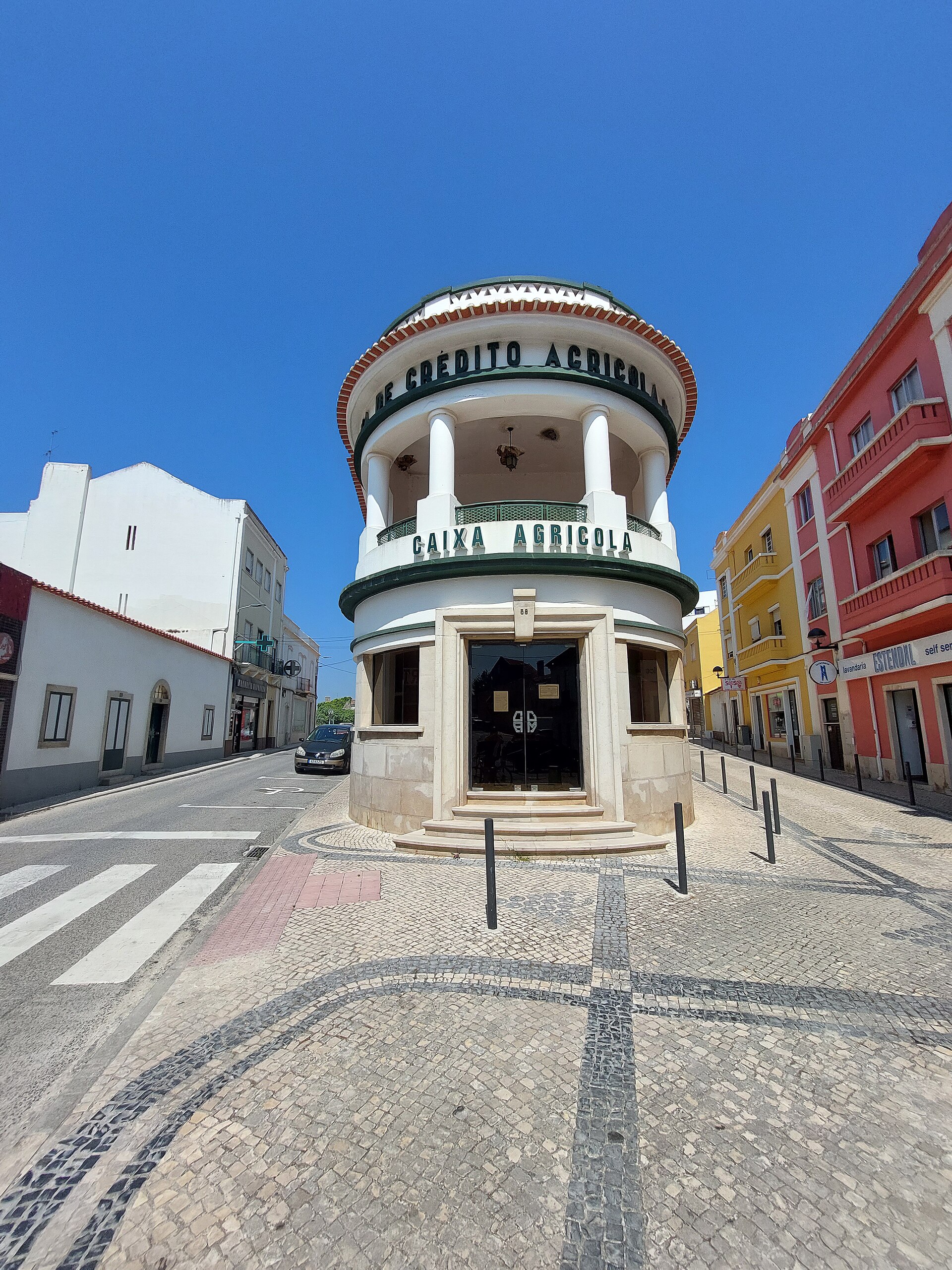 Imagem de referência de Edifício da Caixa de Crédito Agrícola Mútuo do Bombarral, descrito nos dados abertos como filial do Bombarral da Caixa de Crédito Agrícola Mútuo
