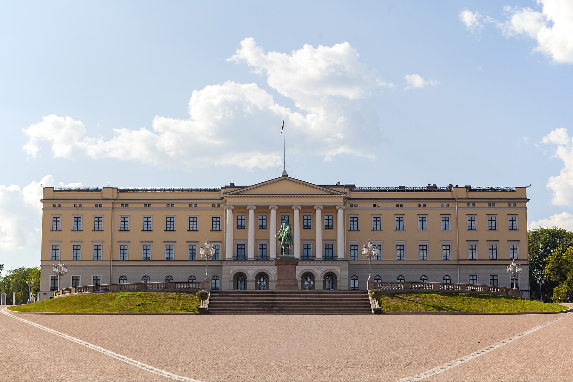 Imagem de referência de Palácio Real de Oslo, descrito nos dados abertos como a residência oficial do rei da Noruega