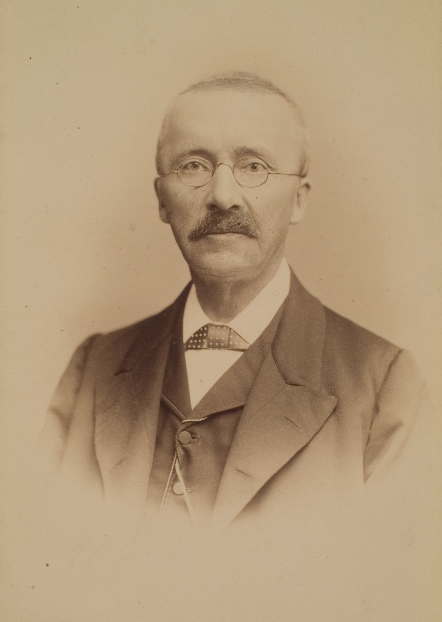 Imagem de referência relacionada a Heinrich Schliemann, item descrito como arqueólogo alemão que descobriu as ruínas de Tróia