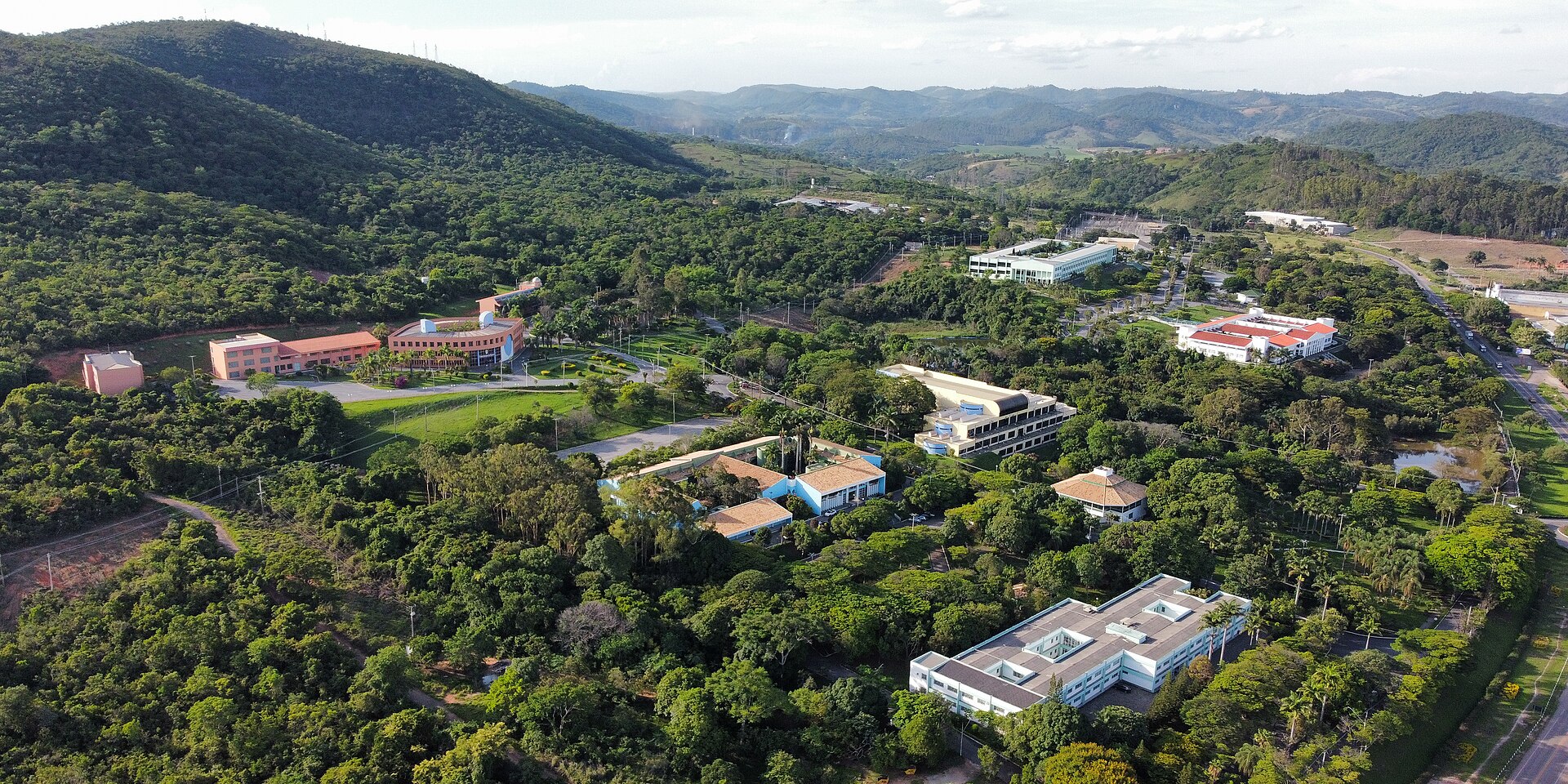 Imagem de referência de Universidade de Itaúna, descrito nos dados abertos como universidade privada sem fins lucrativos em Itauna, Minas Gerais