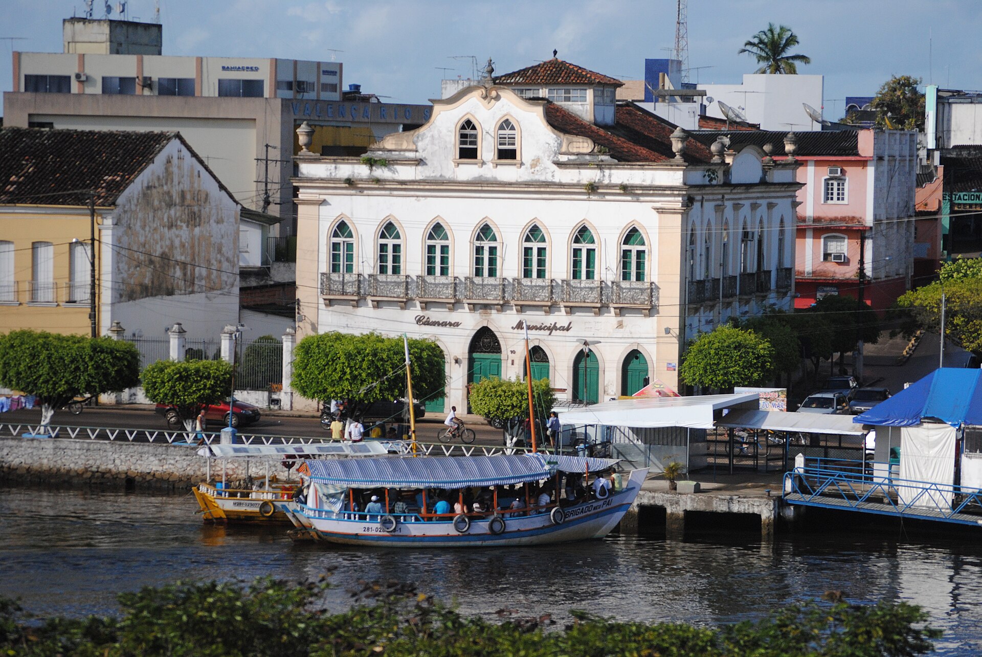Imagem de referência de Casa da Câmara dos Vereadores, descrito nos dados abertos como bem tombado pelo Instituto do Patrimônio Artístico e Cultural da Bahia na cidade de Valença