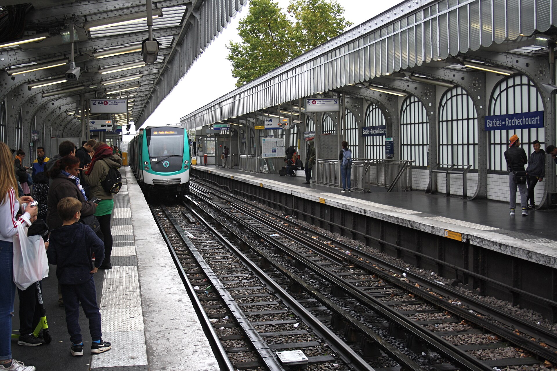 Imagem de referência de Barbès - Rochechouart, descrito nos dados abertos como estação do Metropolitano de Paris