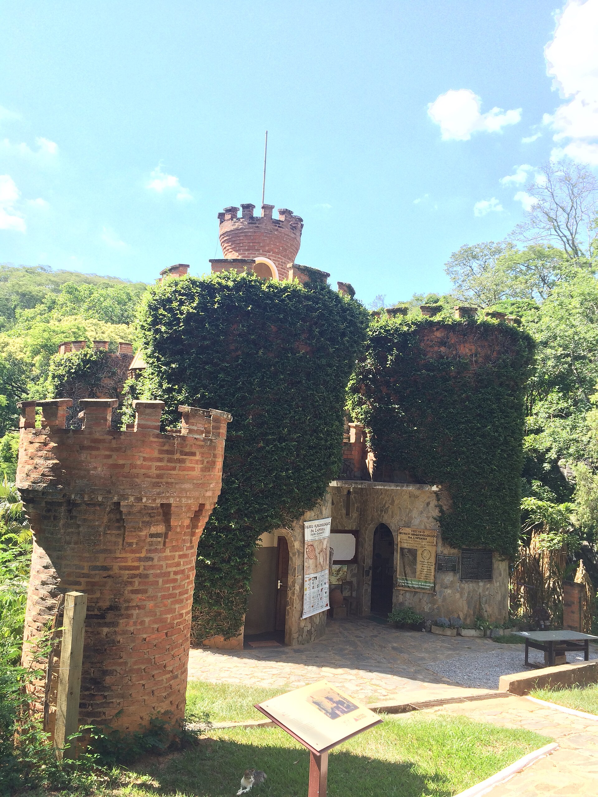 Imagem de referência relacionada a Museu Arqueológico da Lapinha, item descrito como museu em Lagoa Santa, Brasil