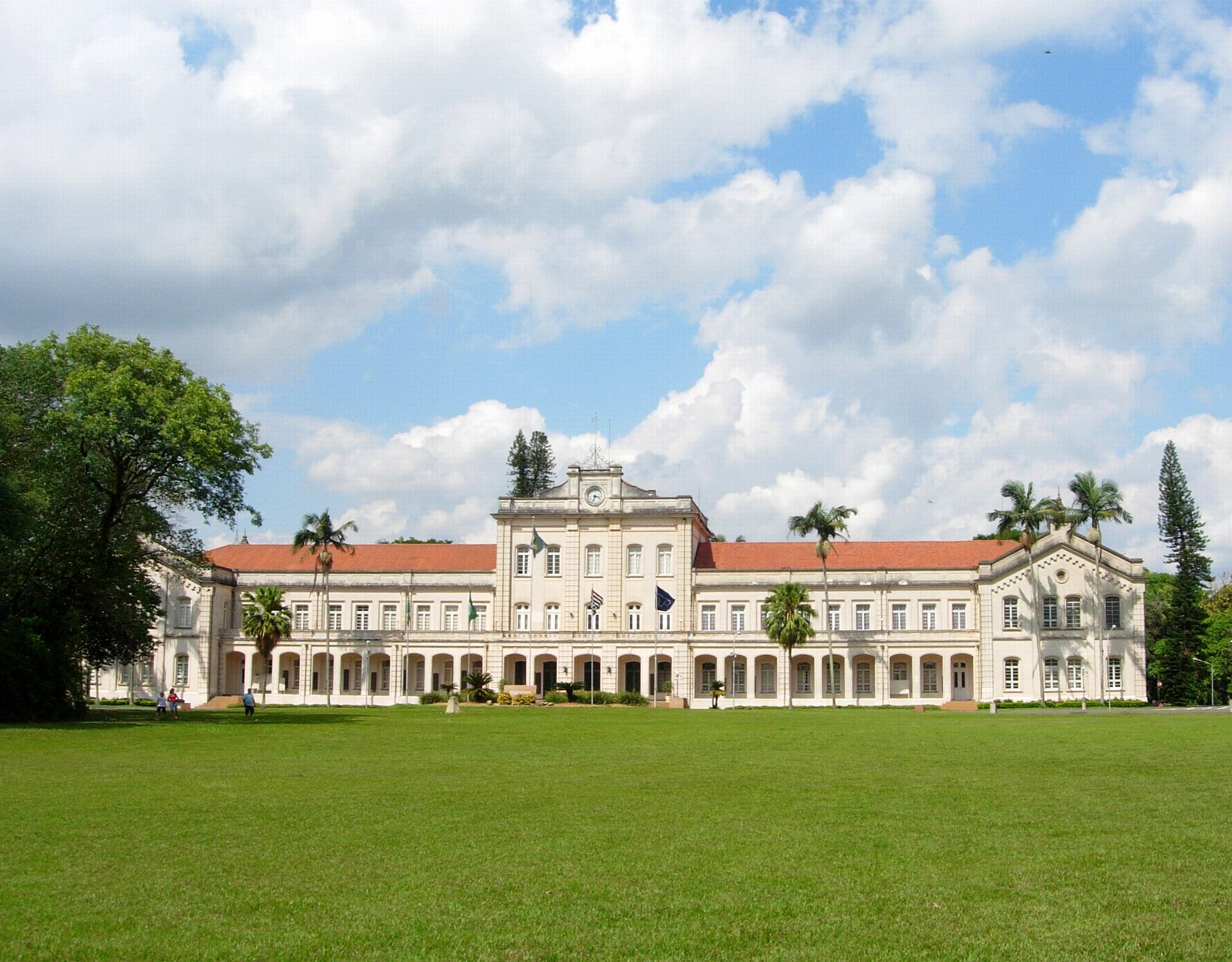 Imagem de referência de Escola Superior de Agricultura Luiz de Queiroz da Universidade de São Paulo, descrito nos dados abertos como patrimônio localizado no Brasil