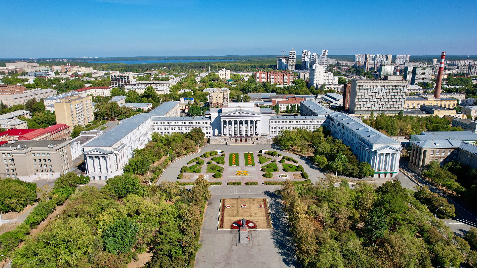 Imagem de referência de Universidade Federal dos Urais, descrito nos dados abertos como uma universidade russa