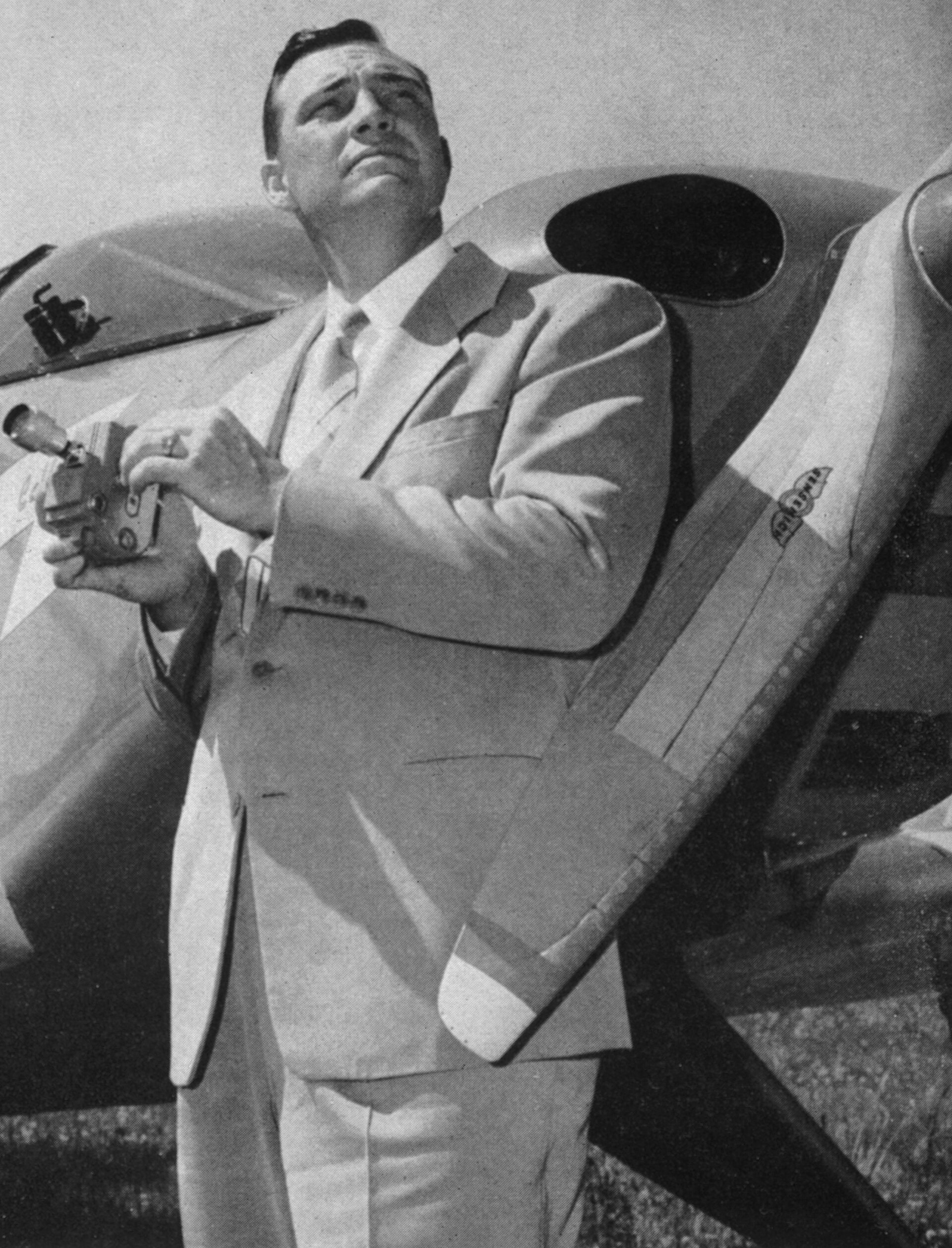 Imagem de referência relacionada a Kenneth Arnold, item descrito como aviador e empresário americano