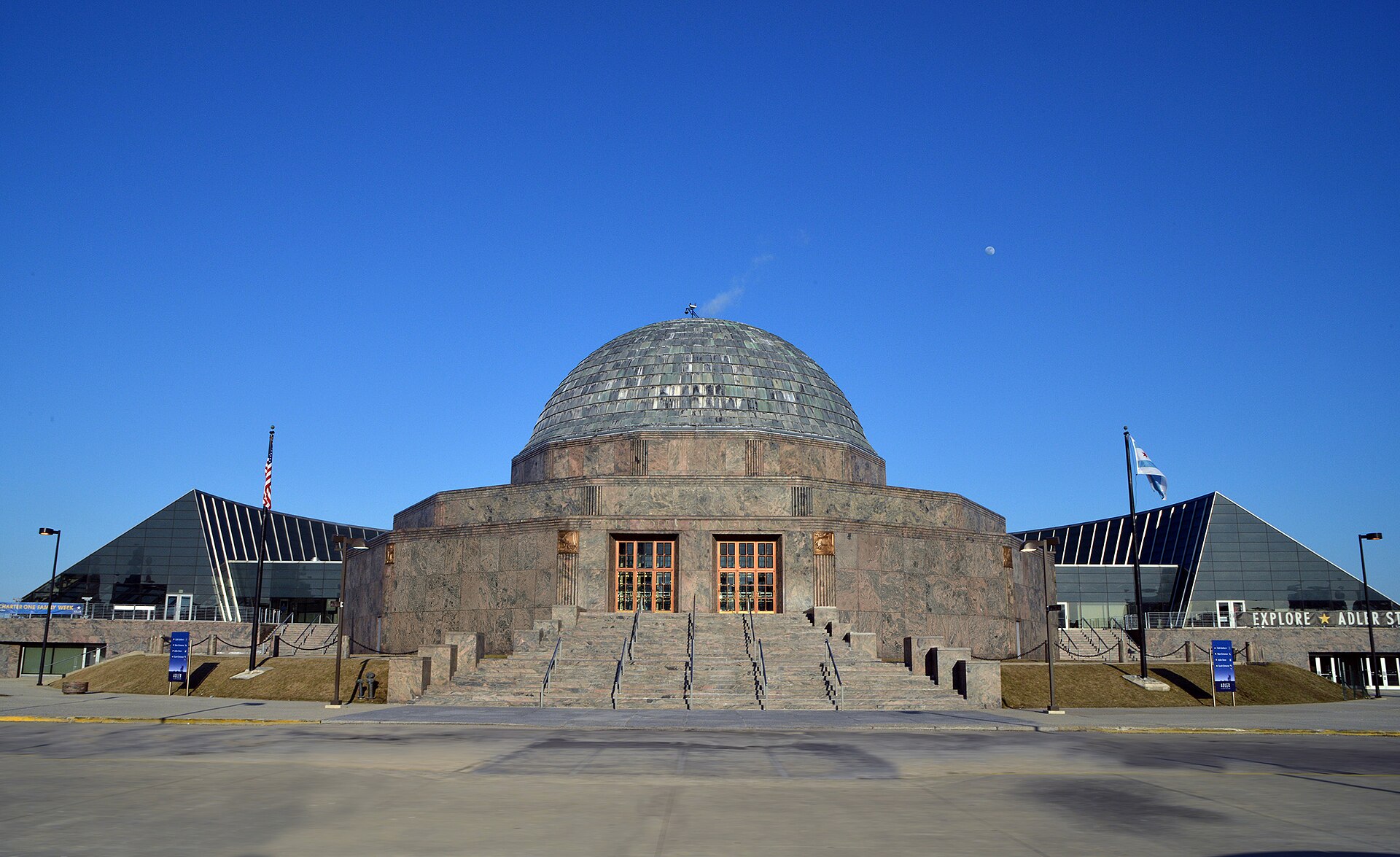 Imagem de referência de Planetário Adler, descrito nos dados abertos como museu em Chicago dedicado ao estudo da astronomia e da astrofísica