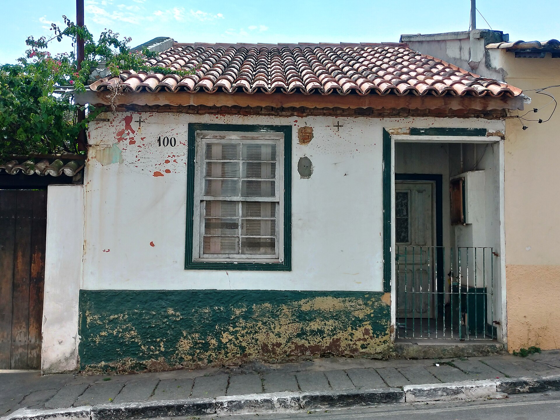 Imagem de referência de Casa na Rua Bartolomeu Bueno, 100, descrito nos dados abertos como imóvel localizado na cidade brasileira de Santana de Parnaíba, tombado pelo Conselho de Defesa do Patrimônio Histórico, Arqueológico, Artístico e Turístico do Estado - CONDEPHAAT