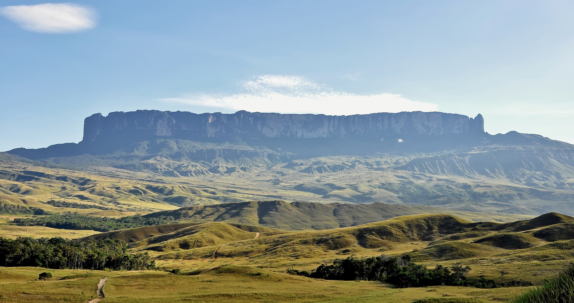 Imagem de referência de Monte Roraima, descrito nos dados abertos como montanha na Serra de Pacaraíma, na fronteira entre Venezuela, Brasil e Guiana