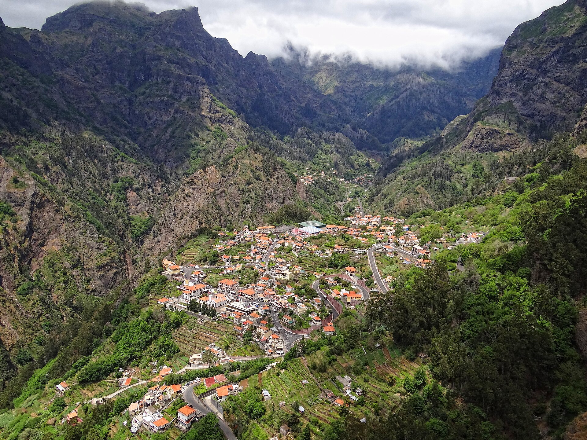 Imagem de referência relacionada a Curral das Freiras, item descrito como freguesia do município de Câmara de Lobos, Madeira, Portugal