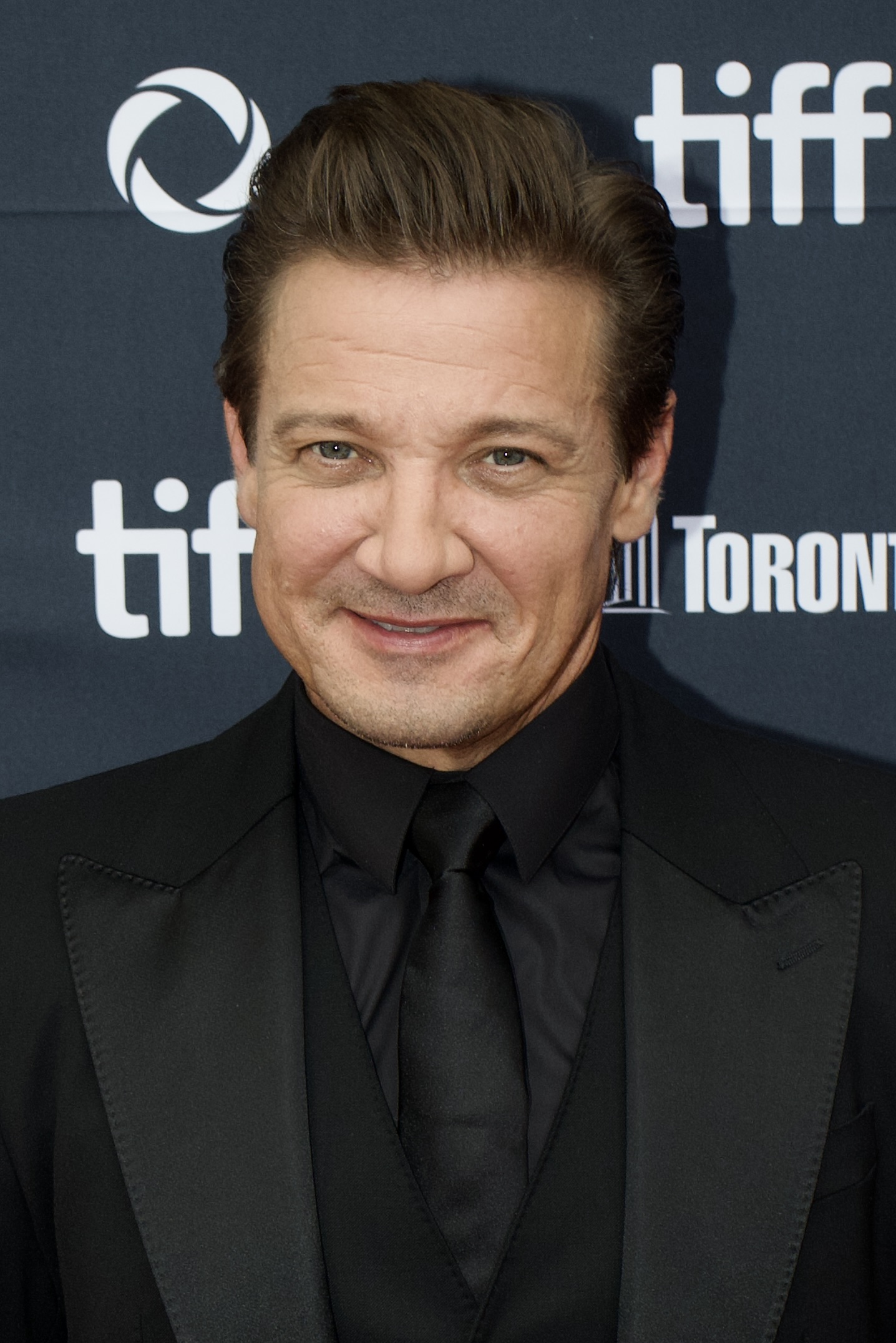 Imagem de referência relacionada a Jeremy Renner, item descrito como ator, produtor e músico norte-americano