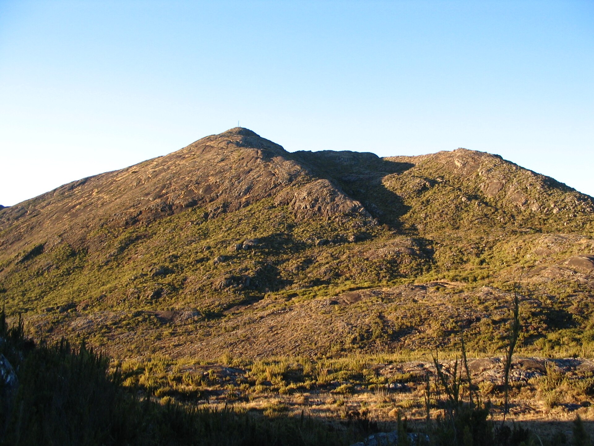 Imagem de referência relacionada a Pico da Bandeira, item descrito como ponto mais alto dos estados do Espírito Santo e de Minas Gerais, como também de toda a Região Sudeste do Brasil