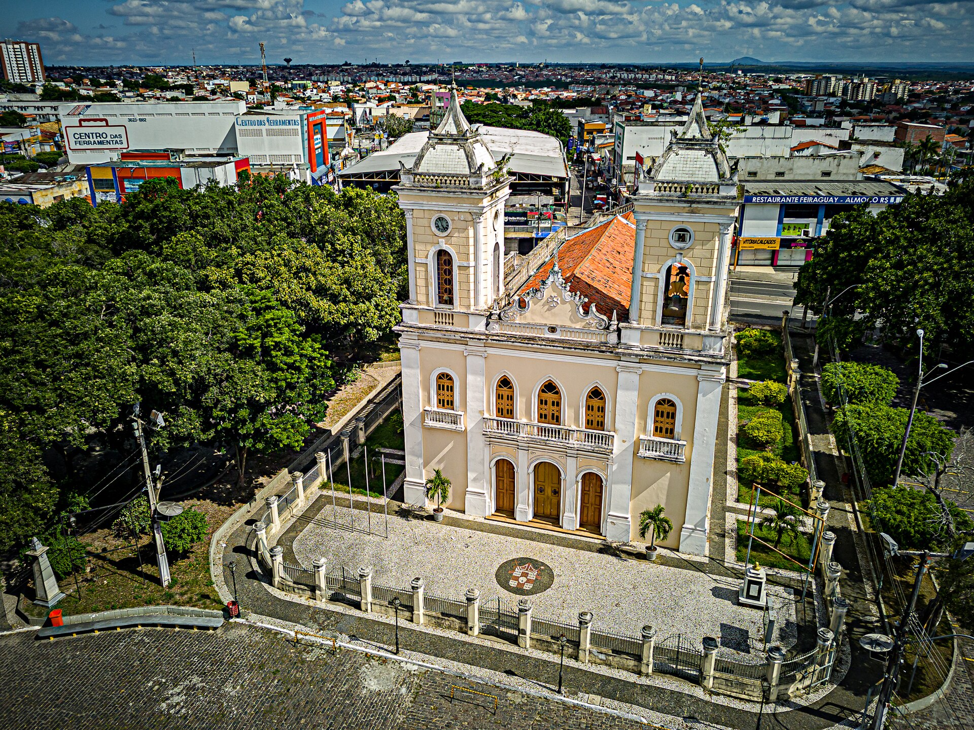 Imagem de referência de Catedral Metropolitana de Sant'Ana, descrito nos dados abertos como igreja em Feira de Santana, Bahia, Brasil