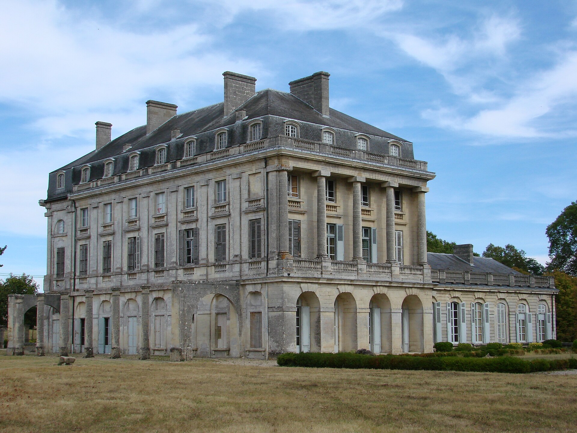 Imagem de referência de Château du Bouilh, descrito nos dados abertos como castelo em França