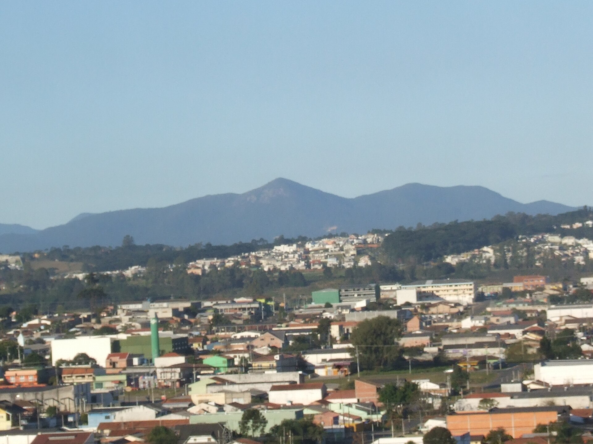 Imagem de referência de Morro do Anhangava, descrito nos dados abertos como monte no Paraná, Brasil