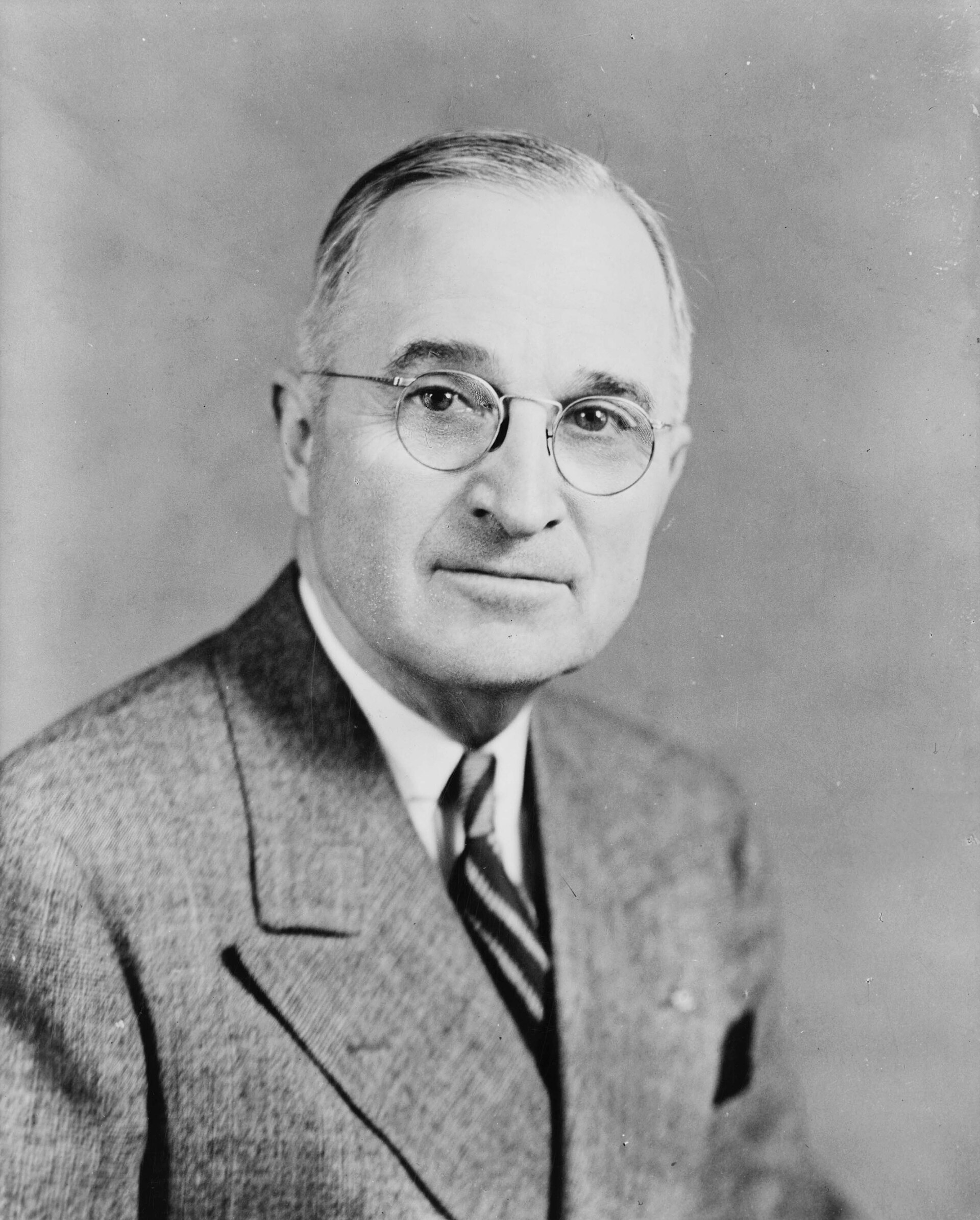 Imagem de referência de Harry S. Truman, descrito nos dados abertos como 33º presidente dos Estados Unidos da América de 1945 a 1953; político (1884–1972)