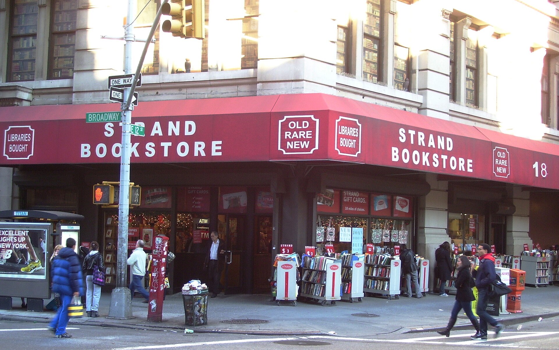 Imagem de referência de Strand Bookstore, descrito nos dados abertos como loja de livros novos e usados, fundada em 1927 e sediada em Manhattan, Nova Iorque, nos Estados Unidos