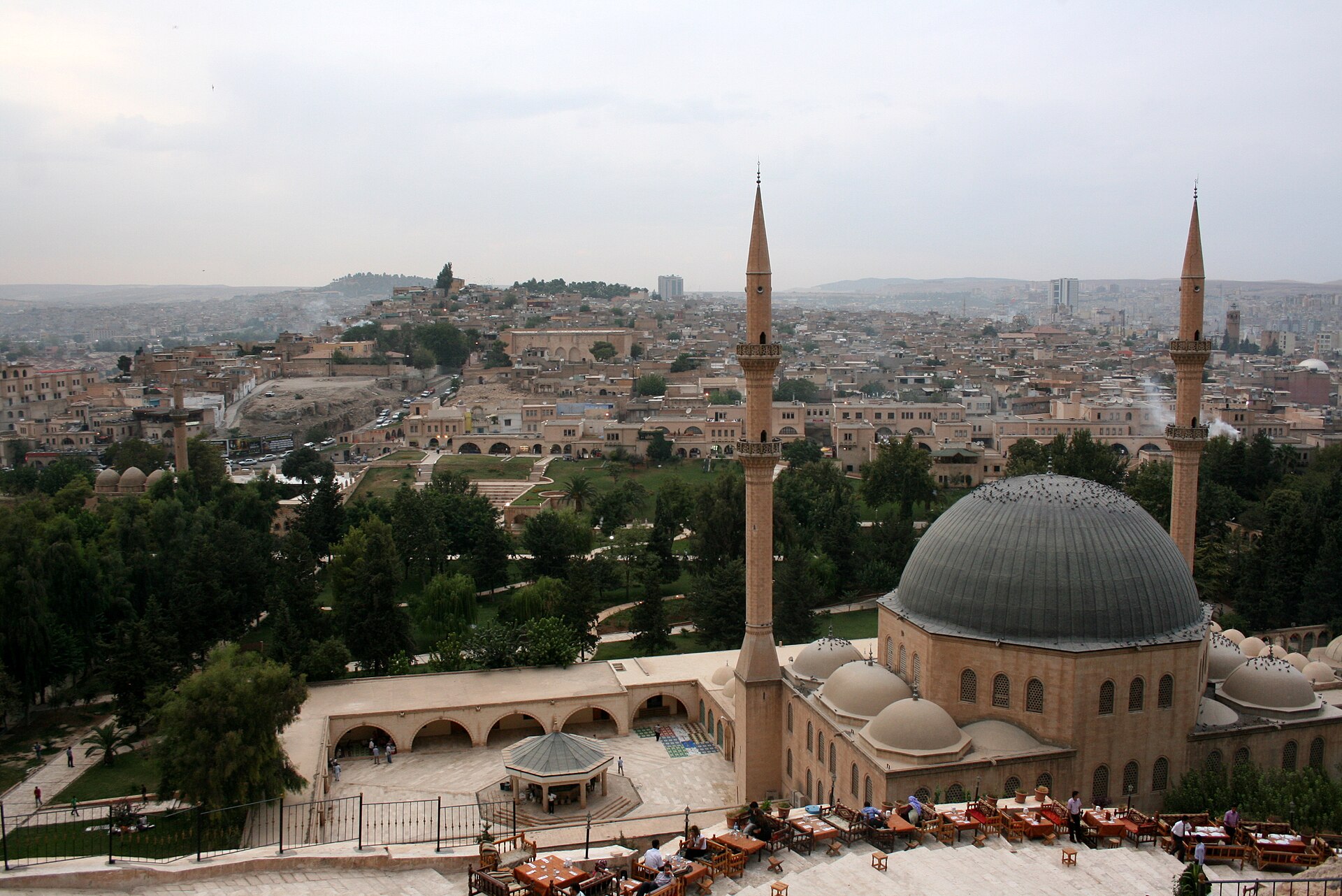 Imagem de referência relacionada a Xanleurfa, item descrito como cidade capital da província e área metropolitana homónima, Turquia