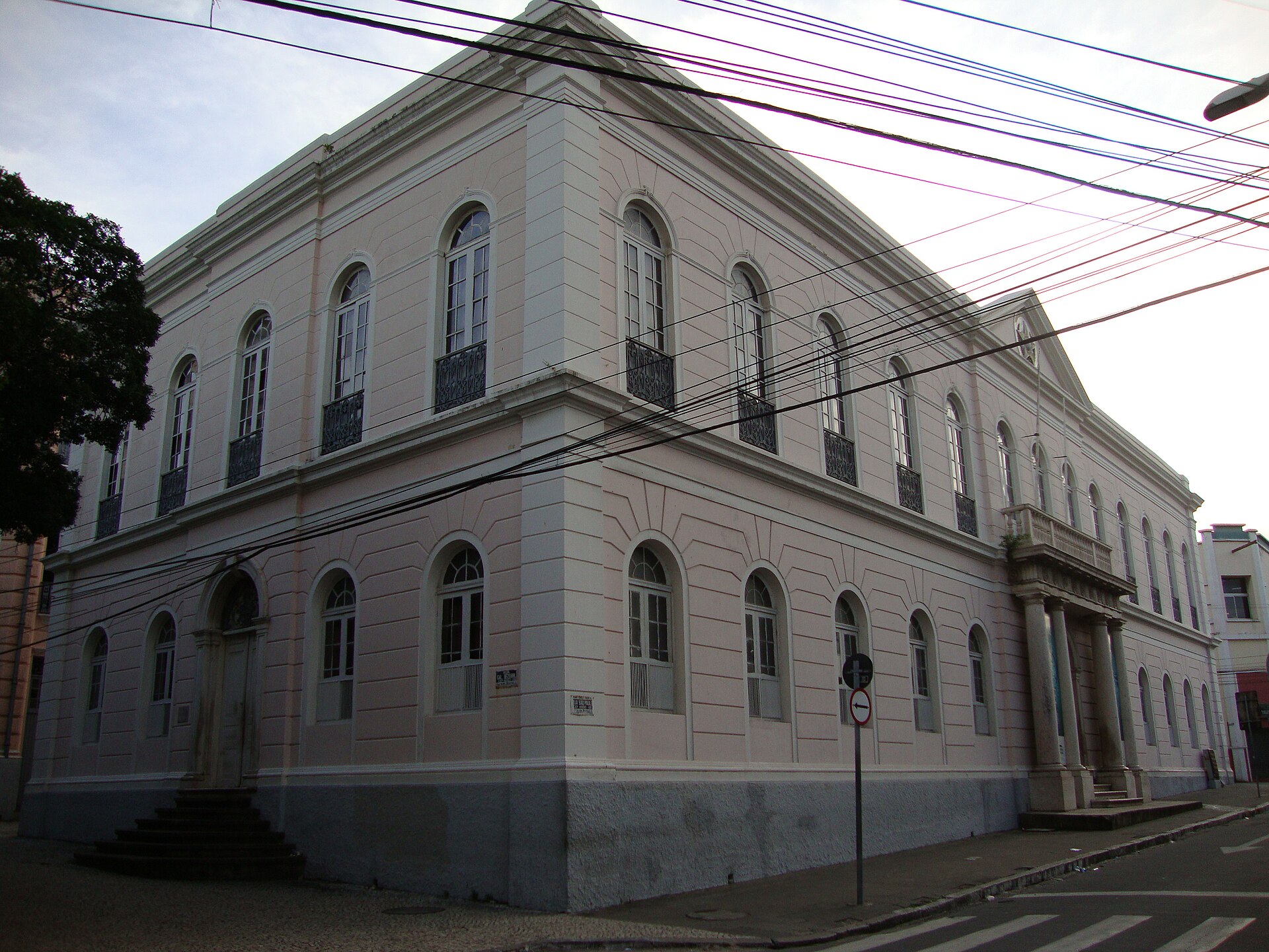 Imagem de referência de Museu do Ceará, descrito nos dados abertos como museu em Fortaleza, Brasil
