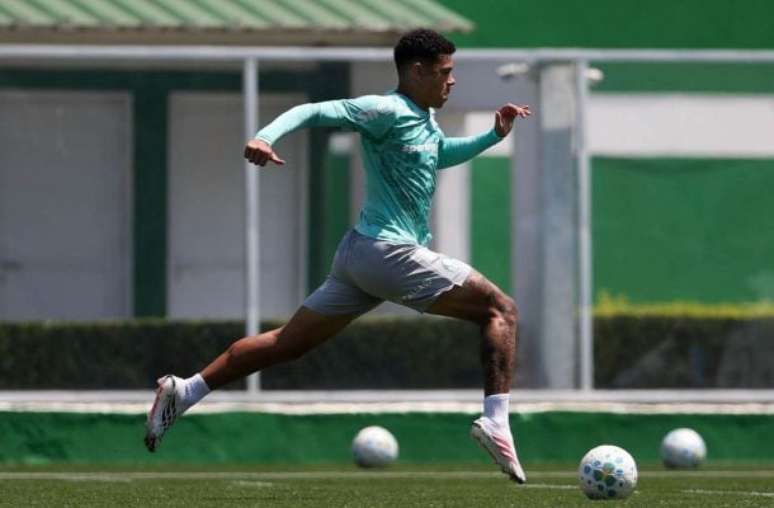 Com 11 ausências, Abel recorre à base durante treinos na Data Fifa