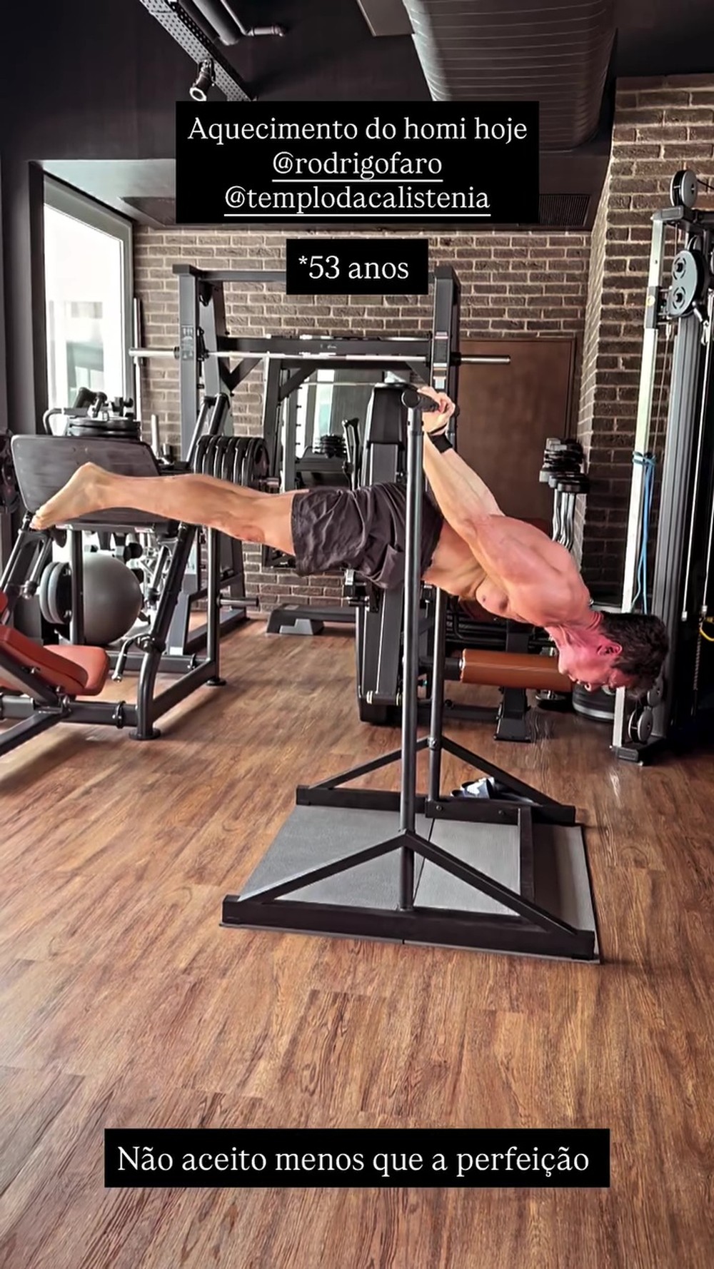Rodrigo Faro mostra corpo sarado em calistenia e personal posta: '53 anos'