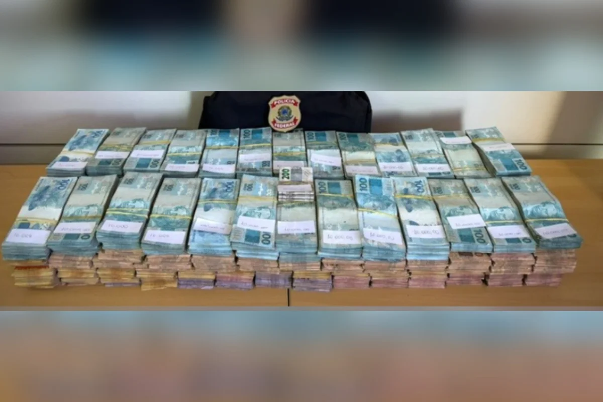 PF suspeita que R$ 815 mil achados em carro estacionado sejam do tráfico
