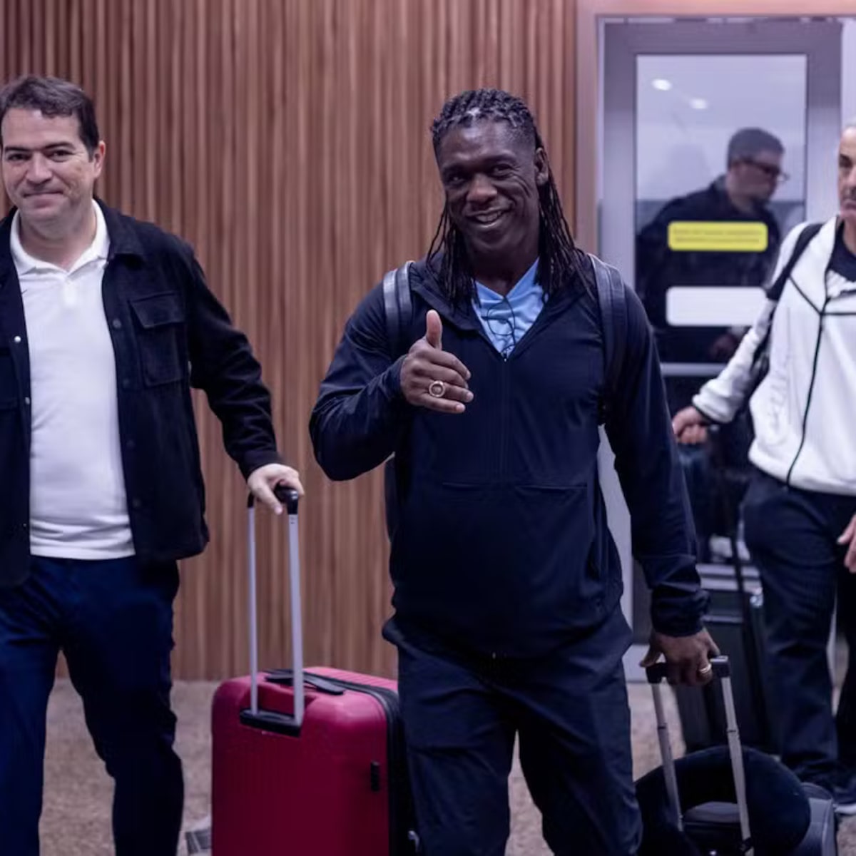 Seedorf desembarca em São Paulo para assumir como novo técnico do Corinthians