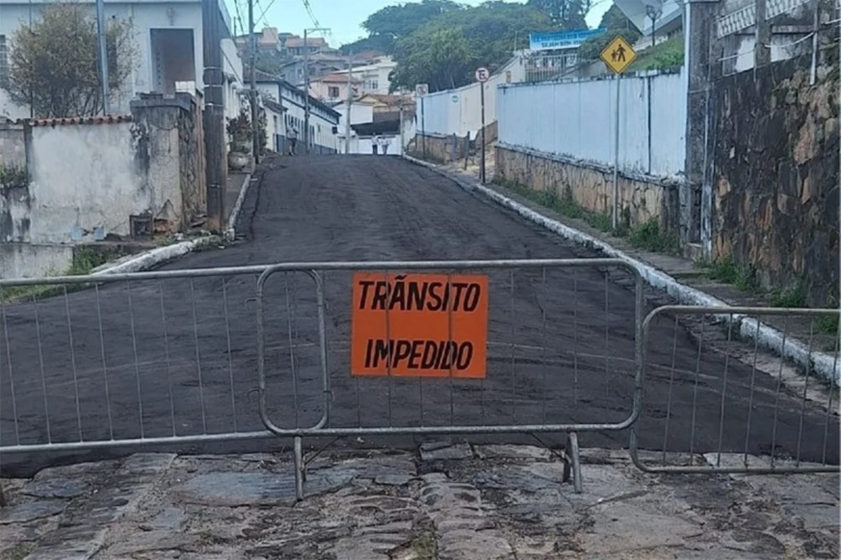 Prefeitura põe asfalto em rua histórica de Diamantina e MPF aciona Justiça