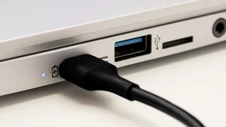 Por que algumas portas USB têm o símbolo de uma bateria ao lado?