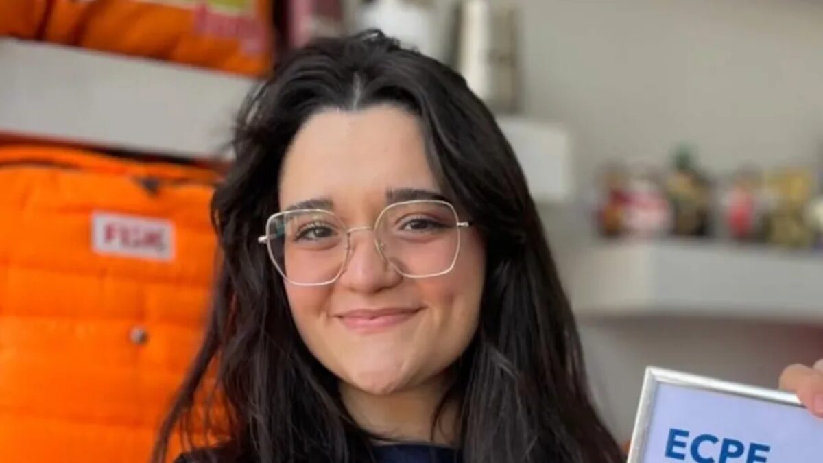 Professora de 24 anos morre após cair tentando ajudar aluno preso em banheiro de escola em SP
