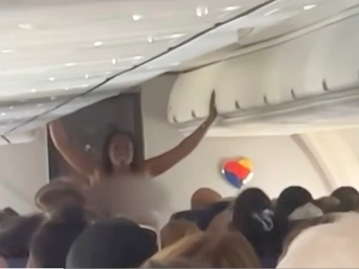 Passageira fica pelada durante voo e desfila por corredor de avião nos EUA