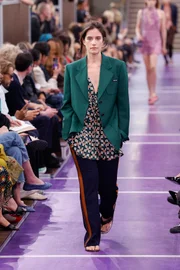 Miu Miu revela parceria com Wrangler e apresenta jeans vintage em Paris