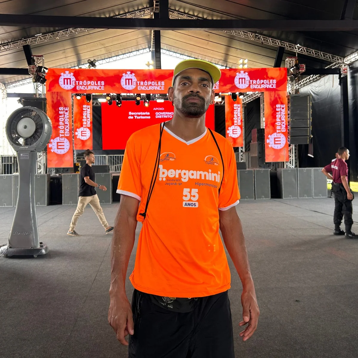 Metrópoles Endurance Corrida: animados, atletas buscam kits no dia da prova