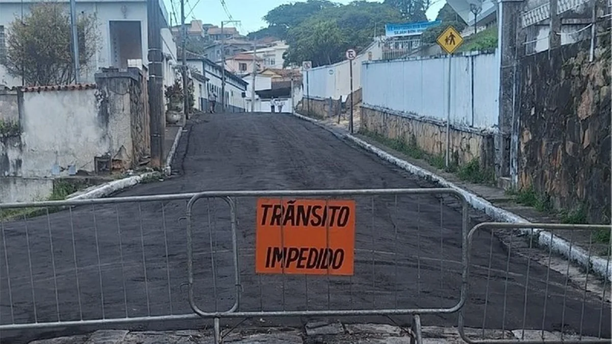 Prefeitura põe asfalto em rua histórica de Diamantina e MPF aciona Justiça