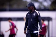 Holandês estrearia no comando do Corinthians contra o Vitória.