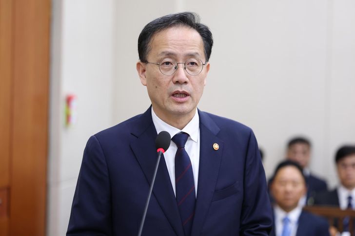 Finance Minister Lee Hyoung-il attends a parliamentary audit by the finance, economy, planning and budget committee at the National Assembly in Seoul, Tuesday. Yonhap