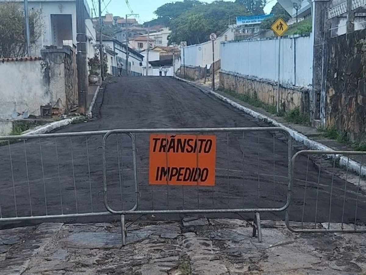 Prefeitura põe asfalto em rua histórica de Diamantina e MPF aciona Justiça
