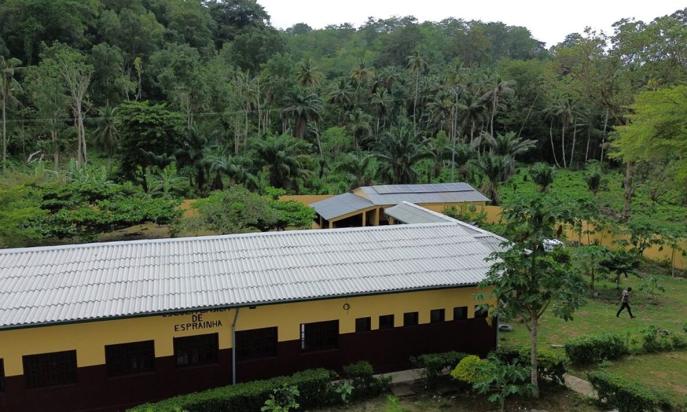 PAM reforça alimentação escolar sustentável em São Tomé e Príncipe com energia solar em 15 escolas