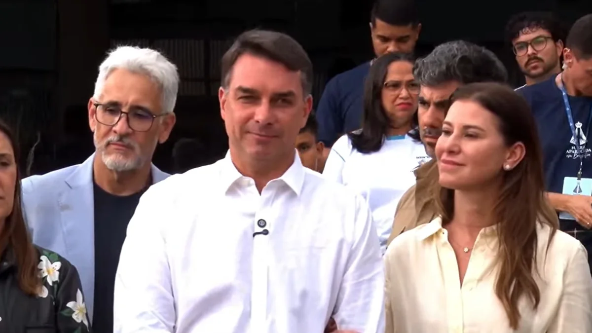 Flávio diz que vai visitar Bolsonaro nesta terça após autorização de Moraes
