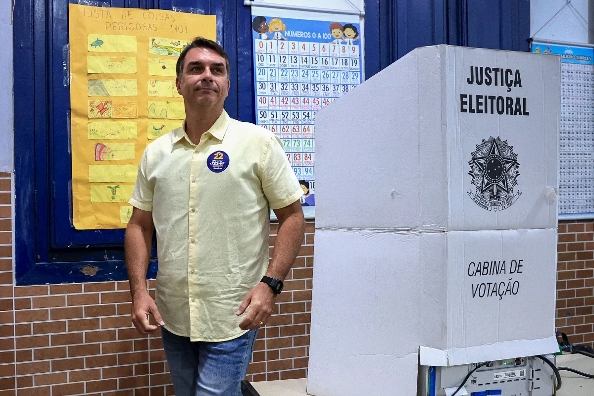 2 turno - Flávio Bolsonaro, candidato à presidência pelo Partido Liberal, vota em uma escola no bairro de Vila Isabel, na zona norte do Rio, durante o dia de eleições gerais em 25 de outubro de 2026, no Rio de Janeiro, Brasil