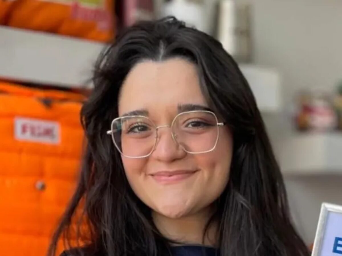 Professora de 24 anos morre após cair tentando ajudar aluno preso em banheiro de escola em SP